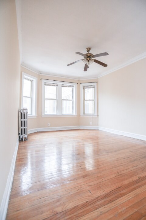 3950 W Roscoe St in Chicago, IL - Building Photo