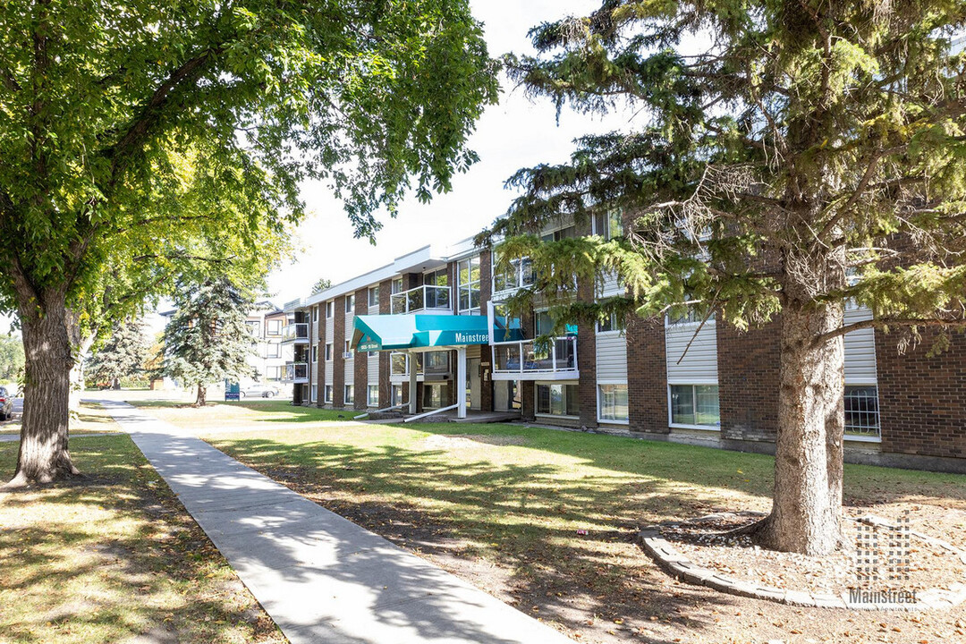 Queen Mary Apartments in Edmonton, AB - Building Photo