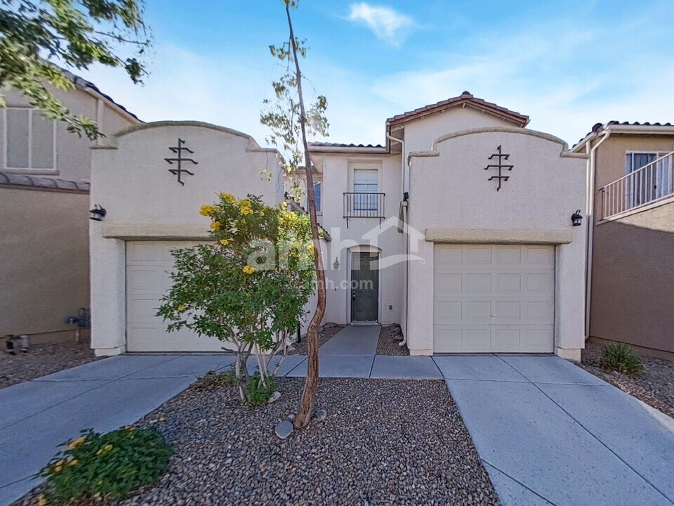 6275 Dartington Hall St in Henderson, NV - Foto de edificio