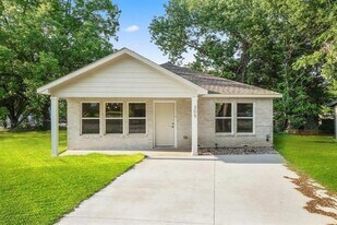 305 E Shepherd St in Denison, TX - Building Photo