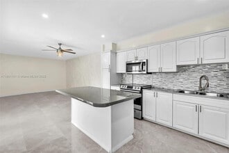 7110 Liberty St in Hollywood, FL - Building Photo - Building Photo