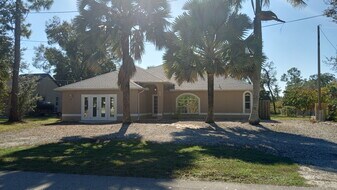 9260 Sedgefield Rd in North Fort Myers, FL - Building Photo