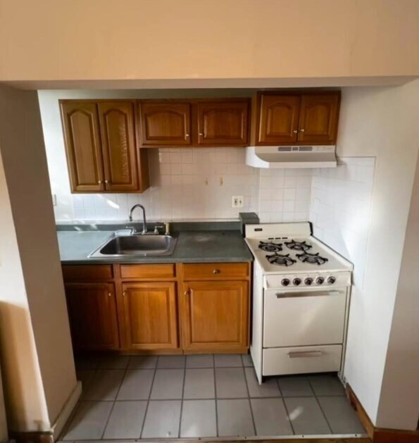 160 Strathmore Rd in Boston, MA - Building Photo