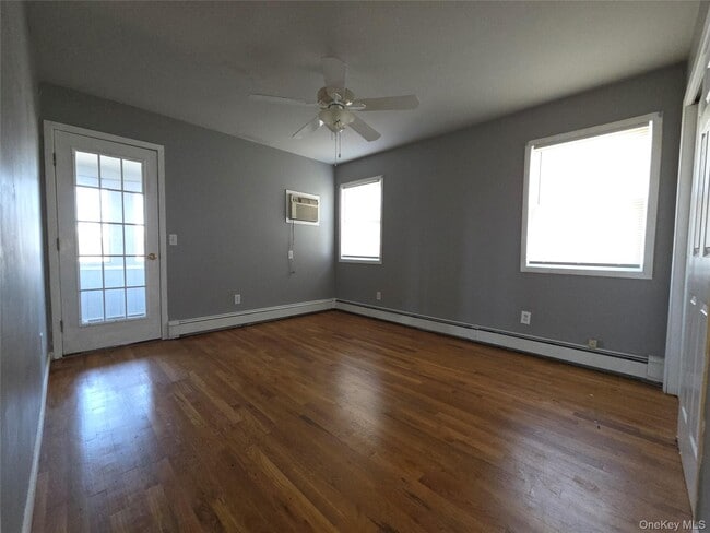 657 N Delaware Ave in Lindenhurst, NY - Building Photo - Building Photo