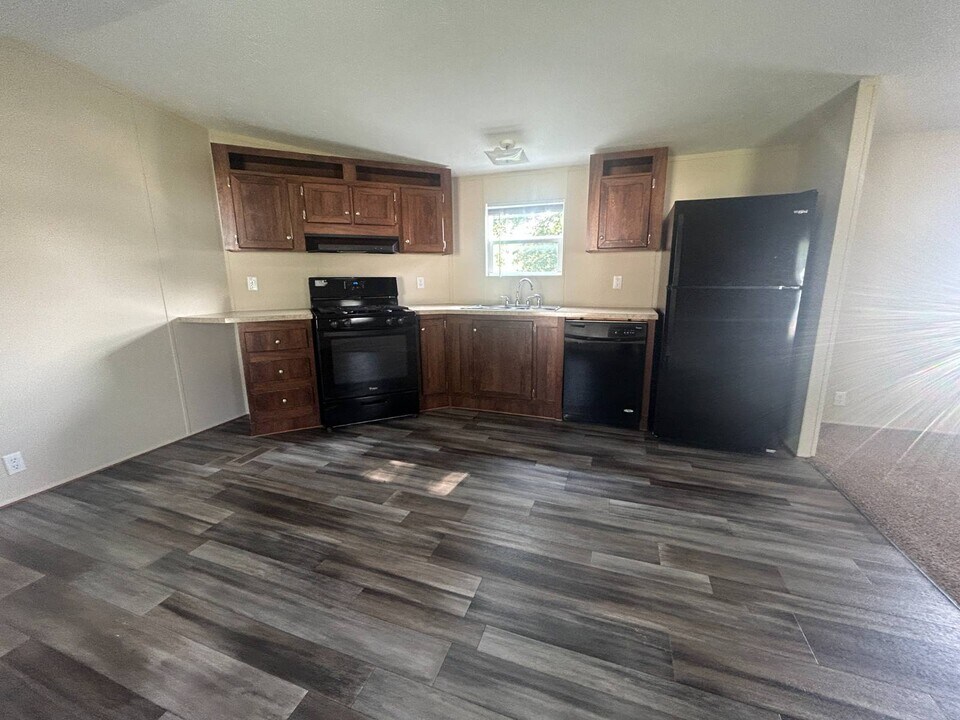 783 Amherst Ln in Almont, MI - Building Photo