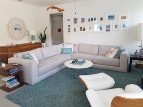 4719 NW 96th Pl in Doral, FL - Foto de edificio - Building Photo