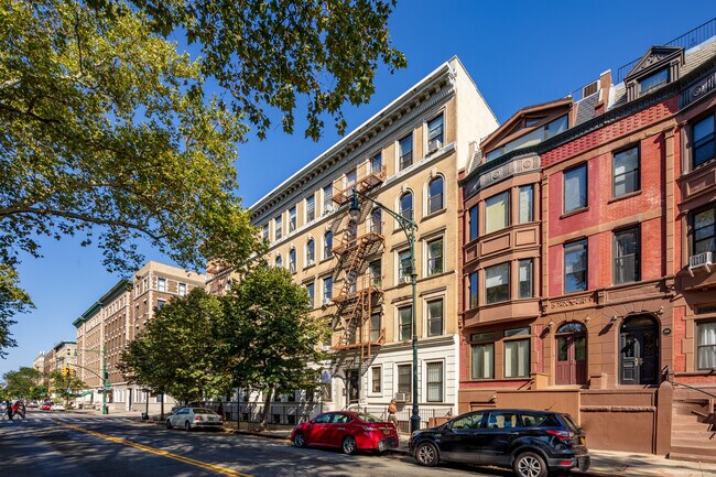 300 Manhattan Ave in New York, NY - Building Photo - Building Photo