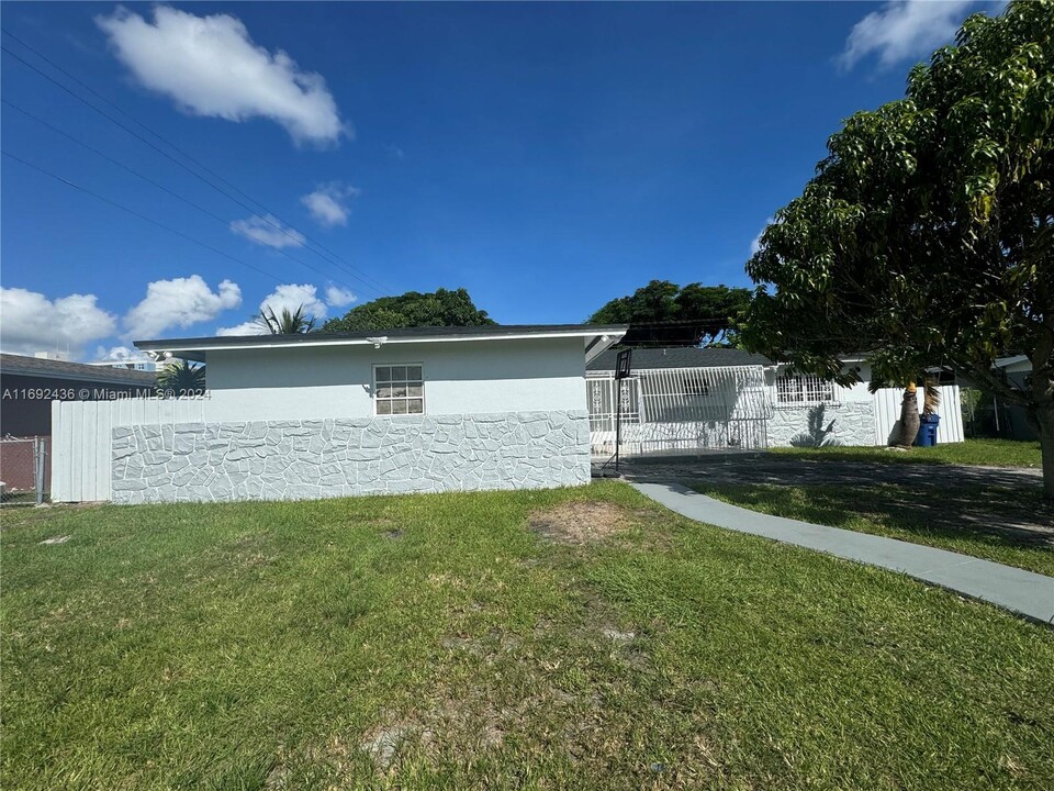 20011 SW 111th Ave in Cutler Bay, FL - Foto de edificio