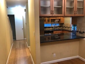 645 Forest Ave in Palo Alto, CA - Foto de edificio - Building Photo