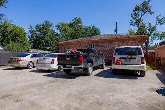 6820 Petre Dr in Houston, TX - Building Photo - Building Photo