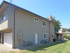 2915 Norcade Cir in Sacramento, CA - Building Photo - Building Photo