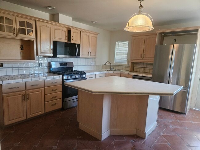 260 Mission Dr in Camarillo, CA - Building Photo - Building Photo