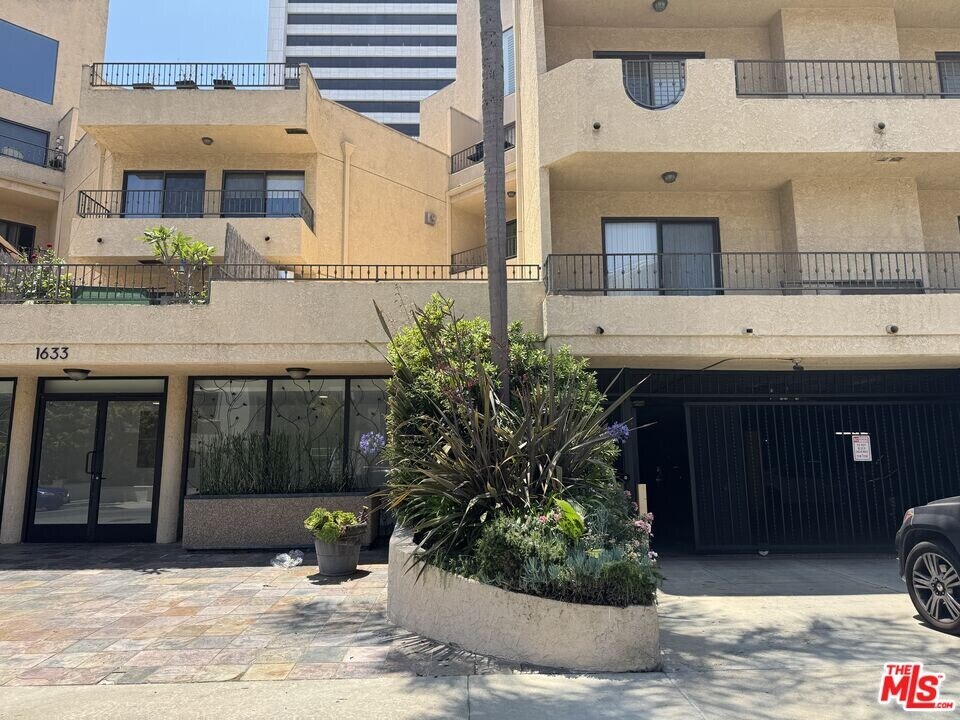 1633 S Bentley Ave in Los Angeles, CA - Building Photo