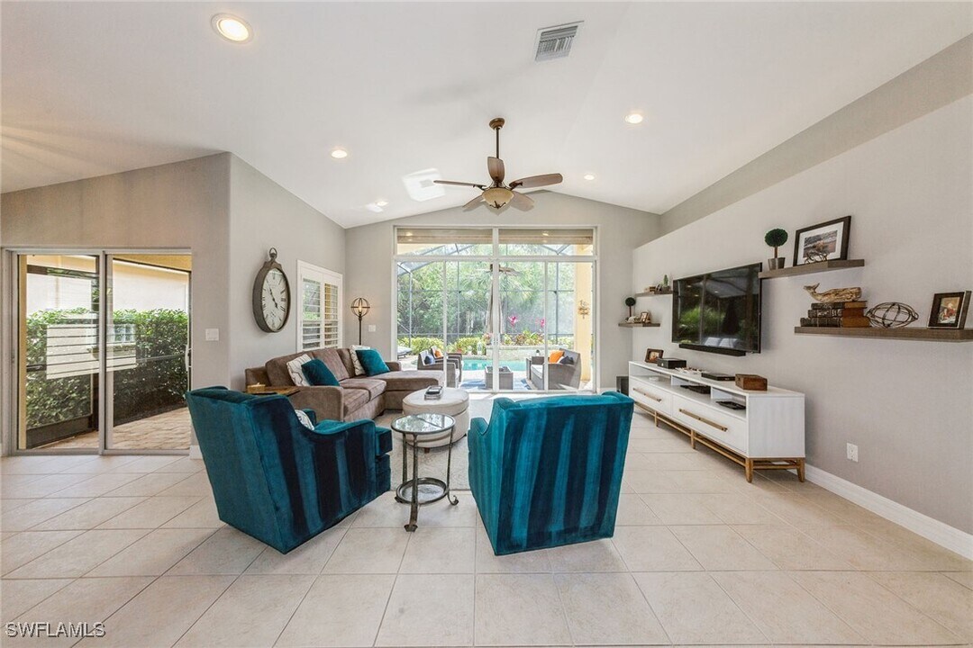 2438 Butterfly Palm Dr in Naples, FL - Building Photo