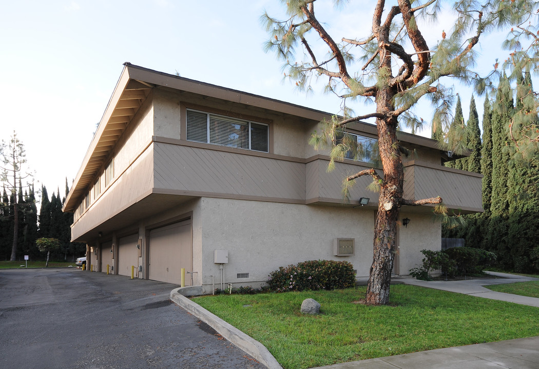 Lakeview Manor in Anaheim, CA - Building Photo