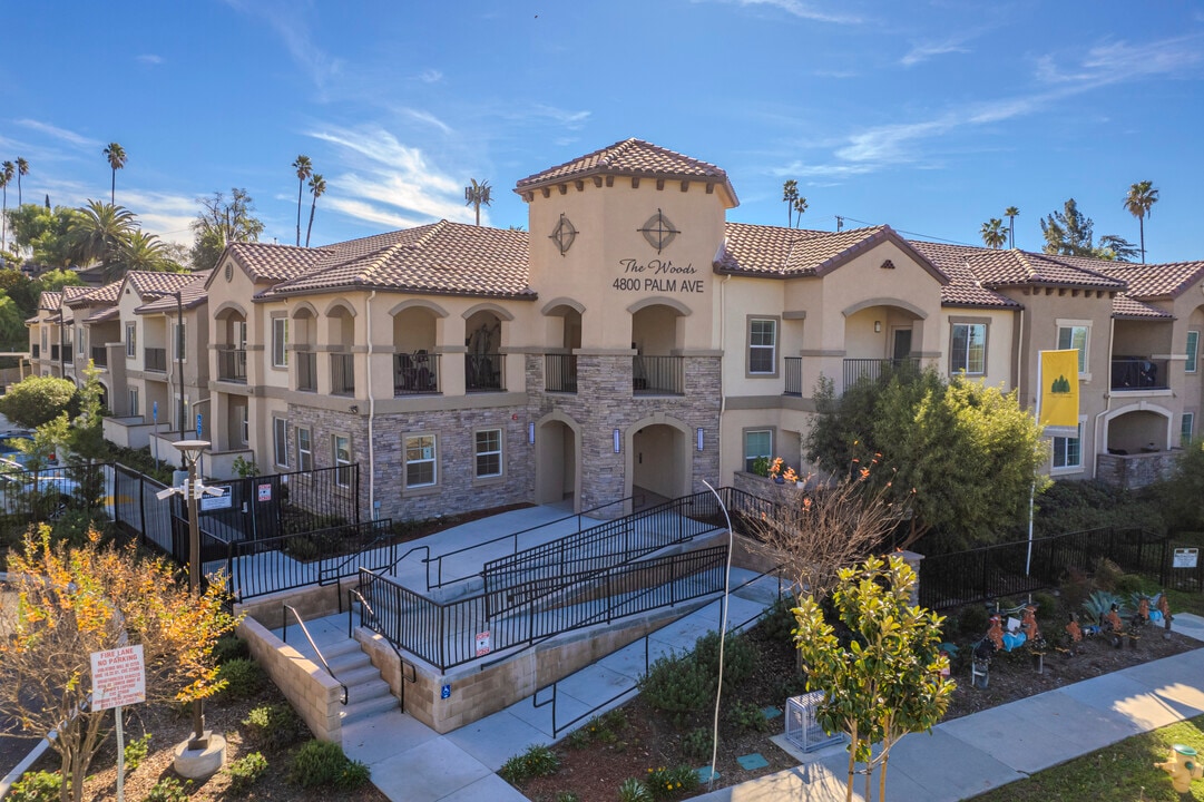 The Woods Senior Living in Riverside, CA - Foto de edificio