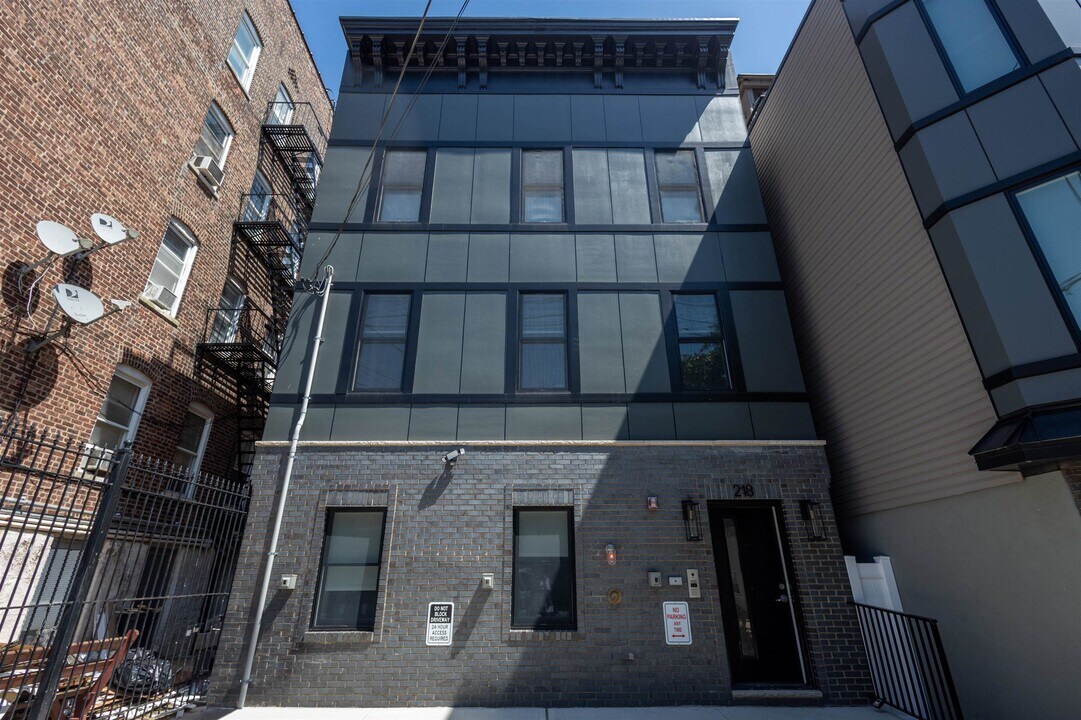 218 Hancock Ave in Jersey City, NJ - Building Photo