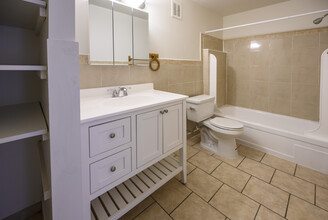 Bishop-Stratford Court Apartments in Stratford, NJ - Foto de edificio - Building Photo