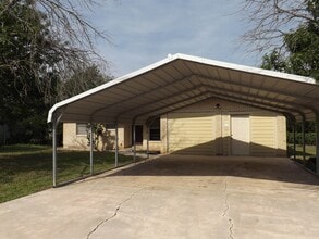 702 N Silver St in Burnet, TX - Building Photo - Building Photo