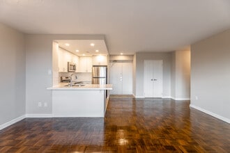 Ravine Park Apartments in Toronto, ON - Building Photo - Interior Photo