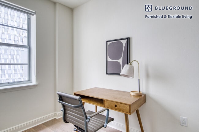 150 SE 3rd Ave in Miami, FL - Building Photo - Building Photo