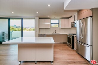 328 N Maple Dr in Beverly Hills, CA - Foto de edificio - Building Photo