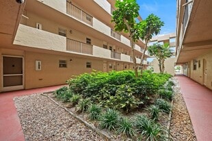 403 NW 68th Ave, Unit 517 in Plantation, FL - Building Photo