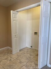 310 E Elm St, Unit B in Hanford, CA - Foto de edificio - Building Photo