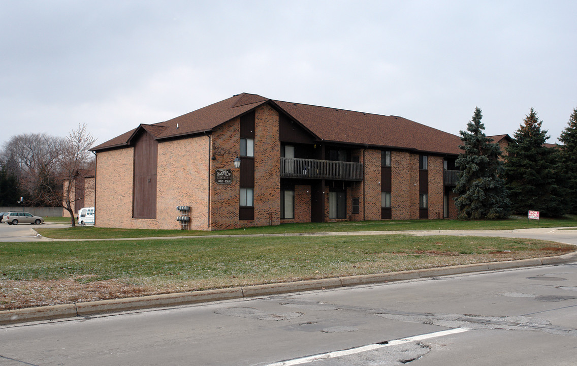 Oakview Apartments in Fraser, MI - Building Photo