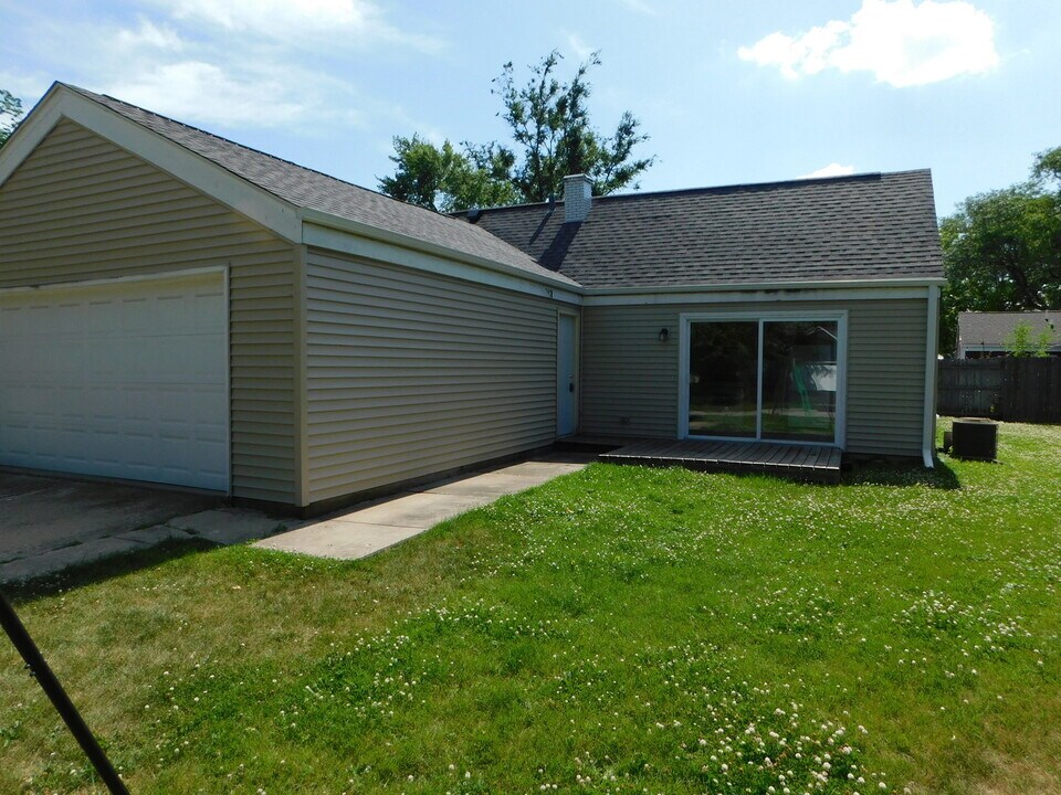 163 Tealwood Rd in Montgomery, IL - Building Photo