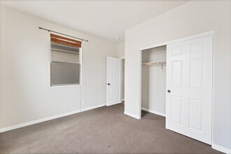 1011 Via Nandina Pl in Henderson, NV - Building Photo - Building Photo