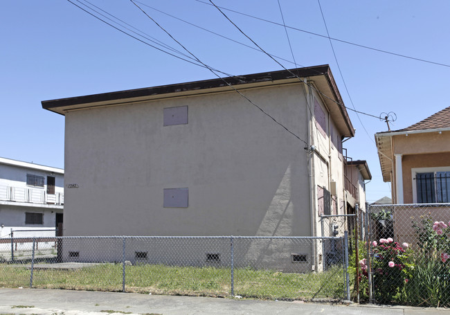 1242 95th Ave in Oakland, CA - Foto de edificio - Building Photo