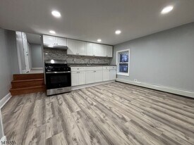 318 E 1st Ave in Roselle, NJ - Building Photo