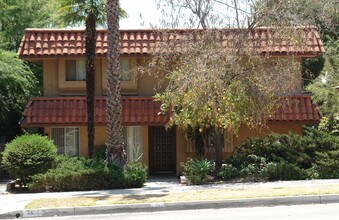 74 E Sierra Madre Blvd in Sierra Madre, CA - Foto de edificio - Building Photo
