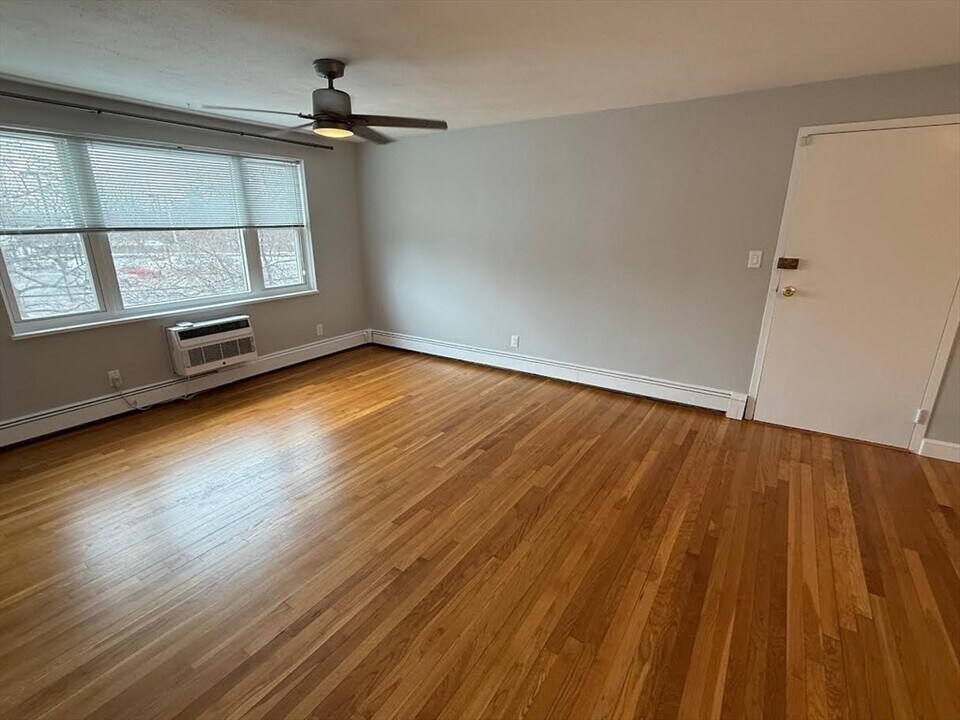 21 Warren St in Waltham, MA - Building Photo