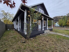 205 SE Lane Ave in Roseburg, OR - Building Photo