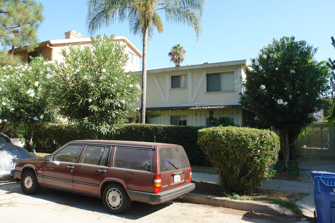 11033 Fruitland Dr in Studio City, CA - Building Photo