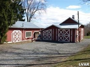 8230 Airport Rd in Bath, PA - Foto de edificio - Building Photo