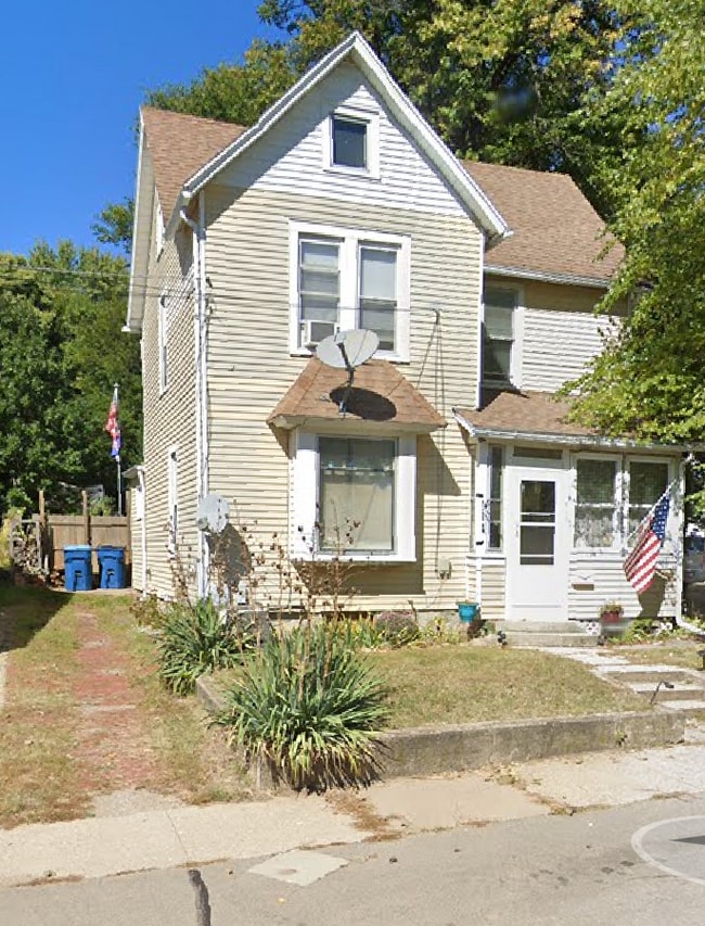 property at 415 E 7th St