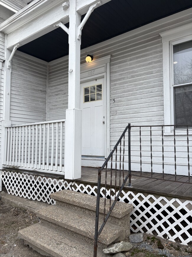 1107 Bridge St, Unit 5 in Lowell, MA - Foto de edificio - Building Photo