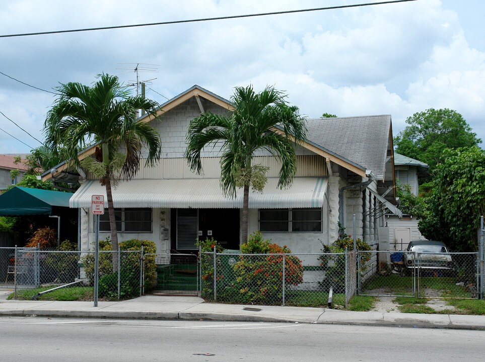 650 SW 1st St in Miami, FL - Building Photo