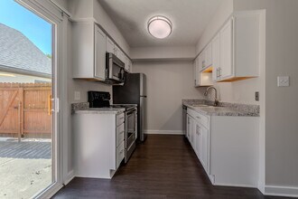 Turkey Run Village in Dublin, OH - Building Photo - Interior Photo