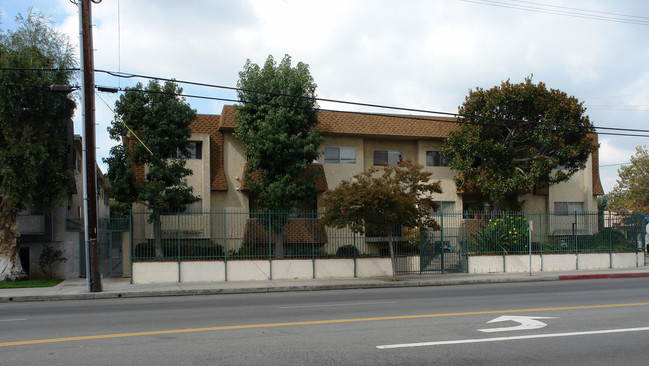 6255 Woodman Ave in Van Nuys, CA - Foto de edificio - Building Photo