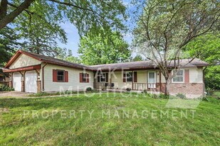 2555 Ridgemoor Dr SE in Kentwood, MI - Building Photo