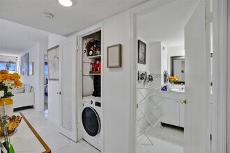 18041 Biscayne Blvd in Aventura, FL - Foto de edificio - Building Photo