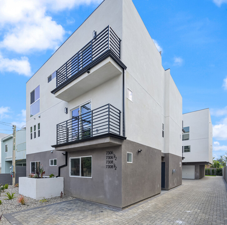 7308 Independence Ave in Canoga Park, CA - Building Photo