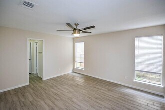 6331 Gladewell Dr in Houston, TX - Building Photo - Building Photo