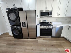 22329 Gifford St in Los Angeles, CA - Building Photo - Building Photo