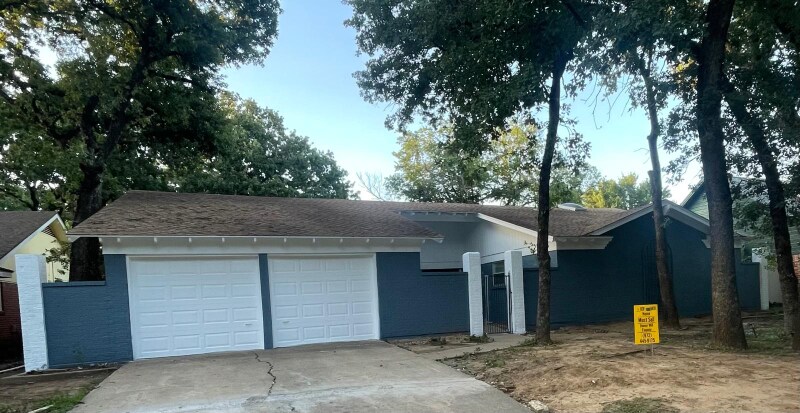 704 W Pleasantview Dr in Hurst, TX - Building Photo