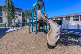 Mountain Creek Apartments in Corona, CA - Foto de edificio - Building Photo